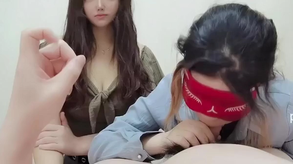 双飞猜猜哪个口活好 02年的紧致 操一个吃一个胸 爽歪歪